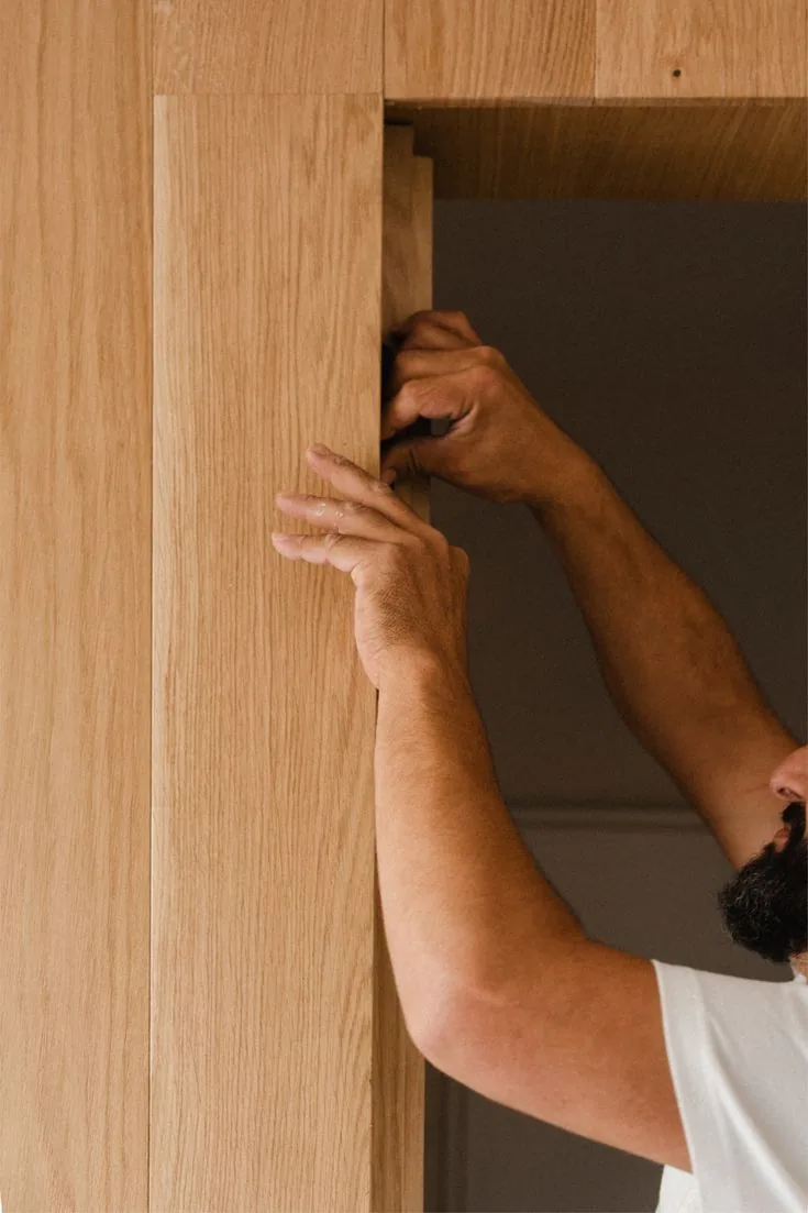 Détail de menuiserie pendant des travaux de rénovation immobilière